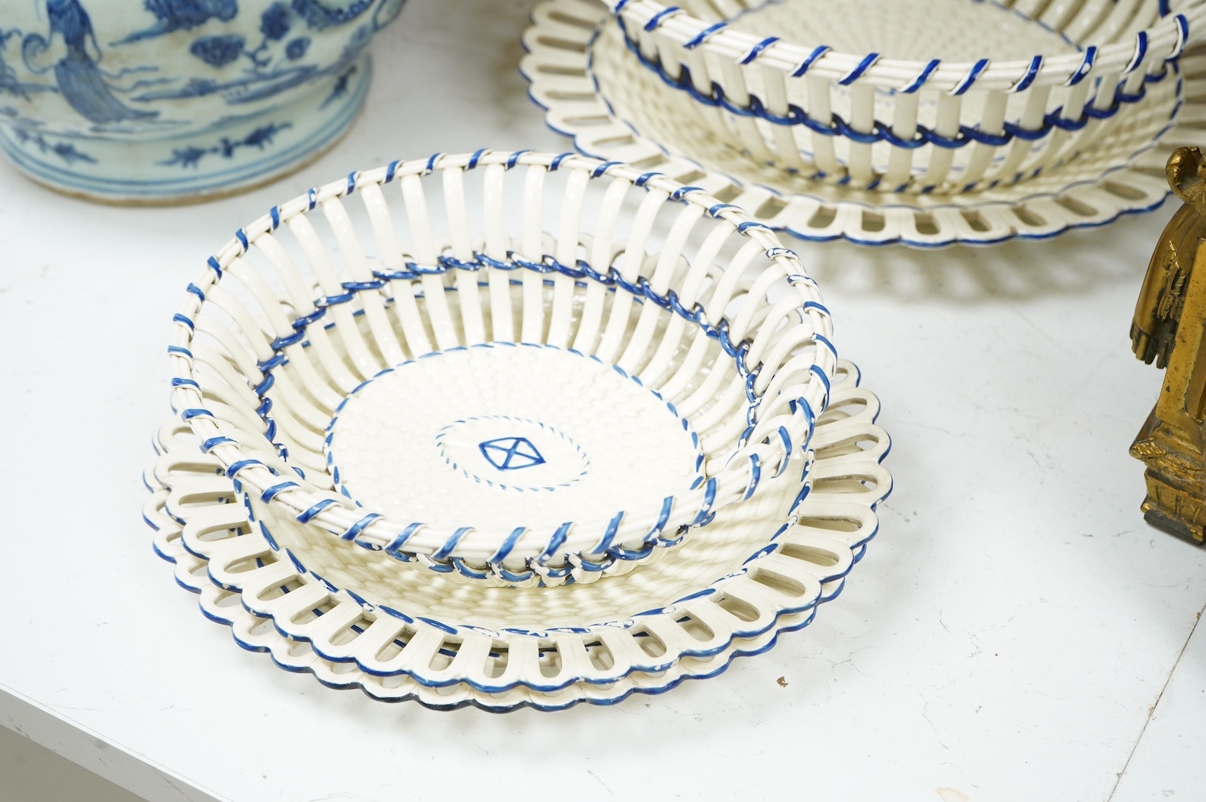 Two early 19th century Wedgwood Queensware oval twig baskets and three oval dishes. Largest basket 28cm wide.